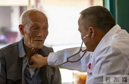 冠心病开始恶化，身体会出现这2种症状，若发现症状，立即去医院