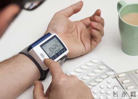 多散步对血管好？医生提醒：50岁后，坚持做这2件事或比运动好