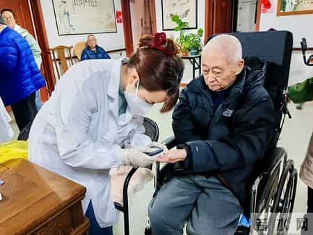 医生研究发现：天天喝酒的糖尿病人，临近67岁多数或有7种异样