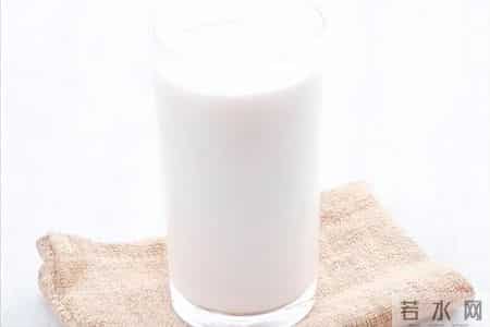 晚上喝牛奶等于“服毒”？什么时间喝牛奶最好？4个误区别再犯