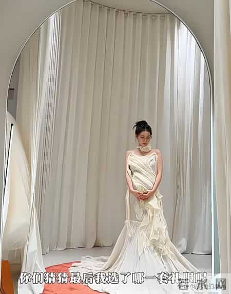 马筱梅挺大肚拍孕期写真优雅亮相