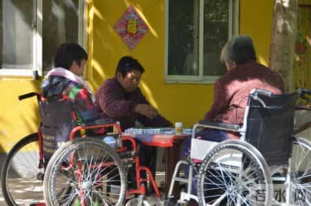 一个老护工大实话：在养老院，没人敢欺负的老人，往往不是有钱人