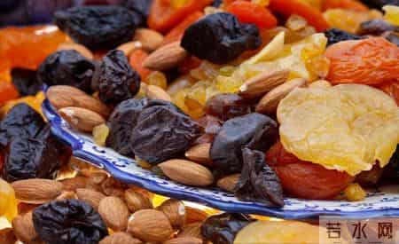 骨质疏松者的坚果食用警报！医生：这5类坚果慎食，影响骨骼健康