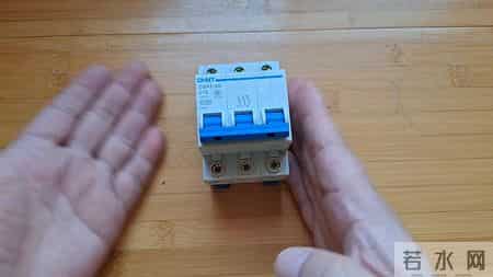 老电工送电，合上闸再拉下来再合，第三次才正式合闸，为什么