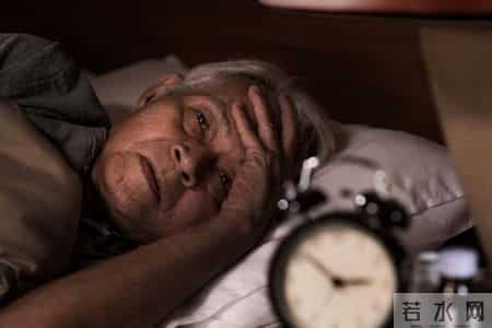 调查发现：每次睡前玩手机的人，不出几个月，睡眠或有4变化