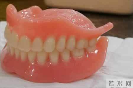 假牙戴一段时间就不好用了，这些养护方式让假牙用的更久，更舒服