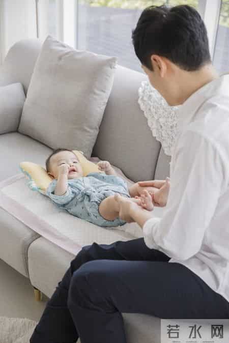 0-3 个月宝宝拍嗝避坑指南！5 种实测方法，这 2 招不漏奶不呛咳