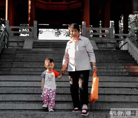 一句很现实的话，有孙子的晚年和没孙子的晚年，过的是两人生！