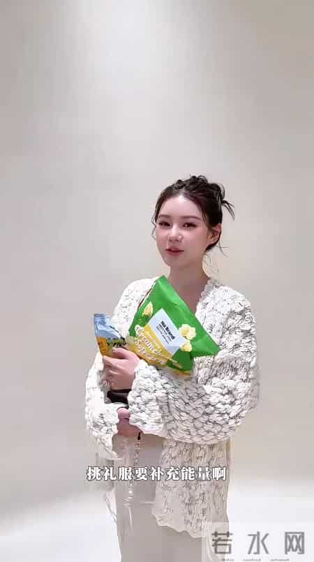 马筱梅挺大肚拍孕期写真！拆宝宝衣服好可爱，饿到吃零嘴老公不在