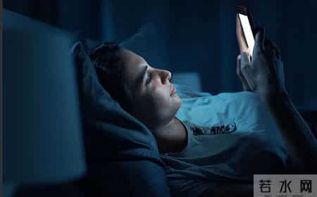 调查发现：每次睡前玩手机的人，不出几个月，睡眠或有3变化