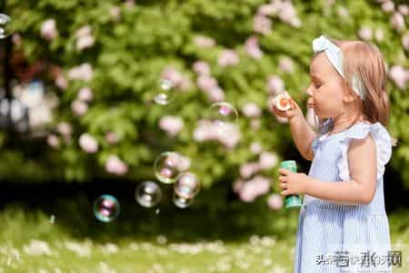 “就是穷”，被小姨“咒骂”没规矩。网友“下次藏在被窝里”！