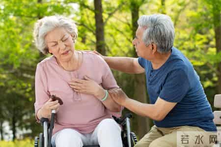 54岁阿姨每天坚持散步，1年后心衰去世，医生无奈：3个习惯不该有