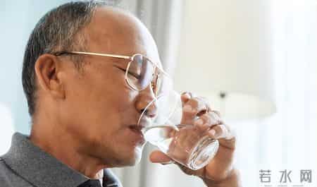 血栓和喝水有关？研究发现：越喜欢睡前喝水的老人，越容易有血栓