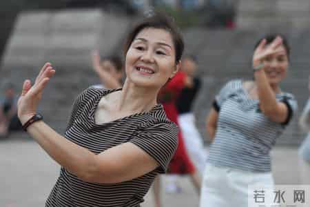 多名医生呼吁：超过63岁的老人，宁可在家做家务，也别出去干这些