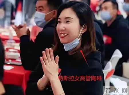 她北大毕业曾是央视记者，被评为上海劳模，今是美国高官的副总裁