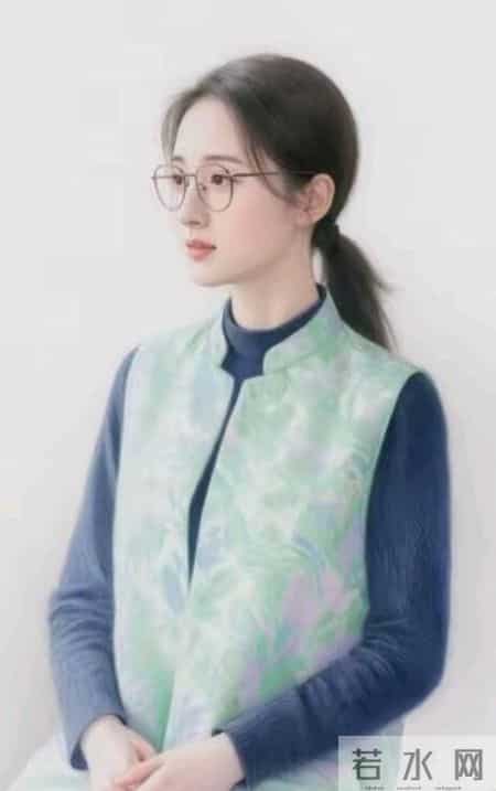 彩铅画：戴眼镜的姑娘