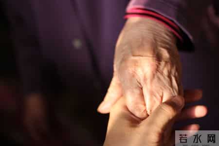 当你老了孤独一人，会跟子女一起住养老吗？听听过来人说的真心话