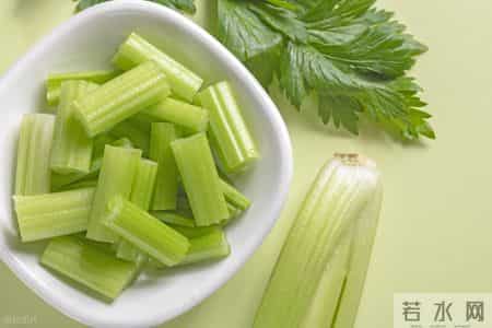 42 岁女性患上高血脂，天天吃芹菜，2 个月后复查，医生：你咋做到