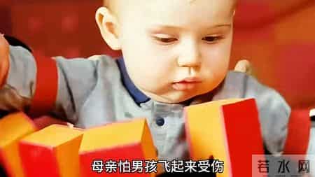 男孩的背上竟长出了一对翅膀