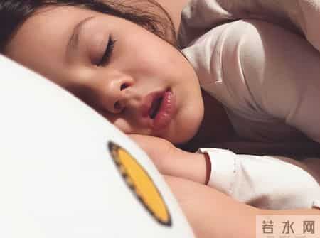 闭口贴成坑娃重灾区，家长盲目跟风，娃变丑还藏缺氧隐患