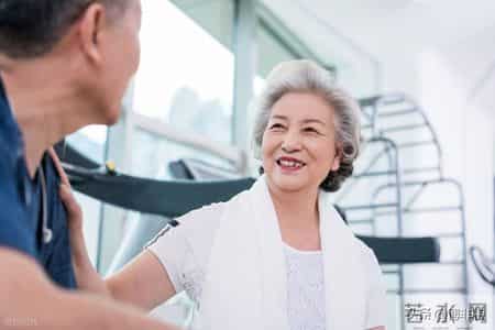 别再以为“有钱”是老人的底气，这两样东西比存款靠谱10倍