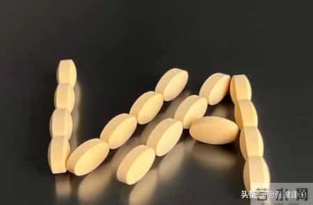 维生素千万别乱吃！吃多了可能中毒、肝损伤，尤其是2种维生素！