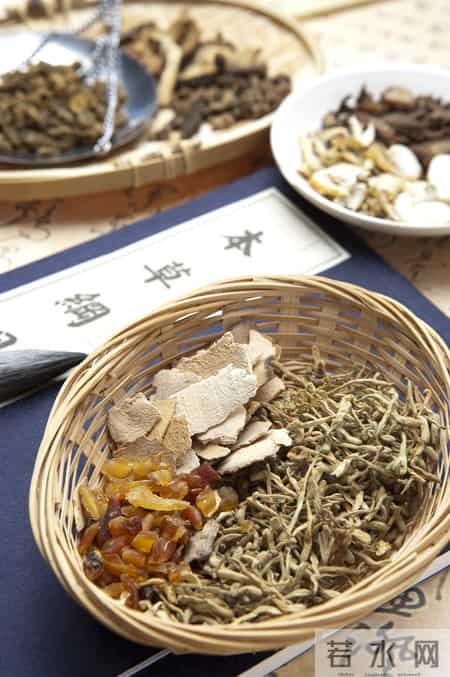 一碗黑汤，没有名贵药引，他只用半斤潜阳之物，浇灭了烧五脏的火