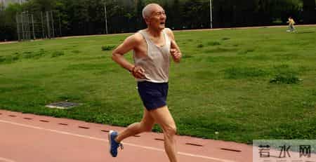 多名院士呼吁：超过67岁的老人，宁可在家看电视，也别出去干这些