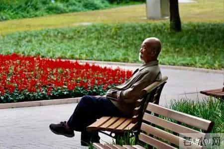 晚年独居，备好这3样“救命物”，比子女在身边还安心