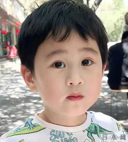 没人能打败三岁半的他，可爱到想一口吃掉