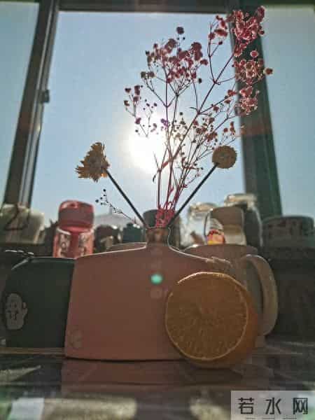 他是劳务派遣进到公司的。工作很简单。