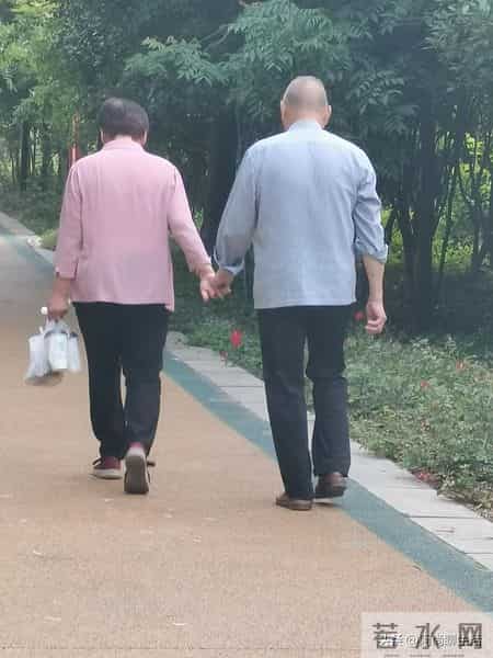 晚年搭伙过日子，70岁大爷直言：女人过60，只剩这两点最吸引人