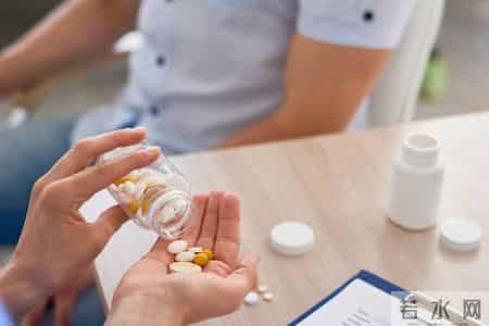 60岁大爷血压骤降昏迷，医生：苯磺酸氨氯地平不可和这3种药搭配