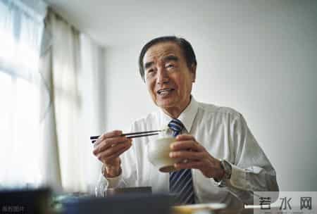 假牙戴一段时间就不好用了，这些养护方式让假牙用的更久，更舒服