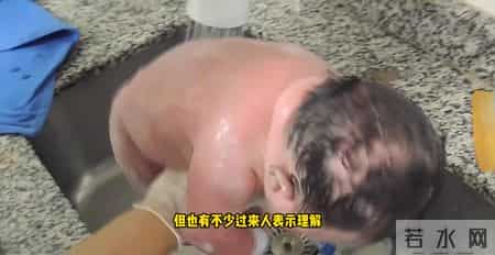 产科护士给新生儿洗澡，1分钟速洗的操作火了，婴儿反应很神奇