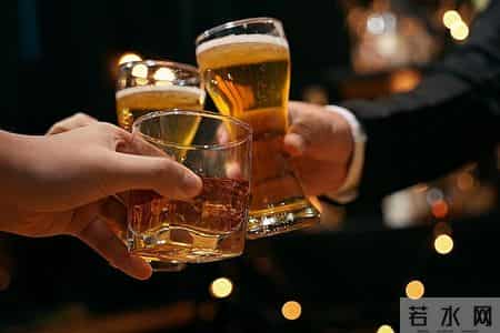 医生研究发现：每日饮酒的癌症早期人，多数临近65岁或有4种异样