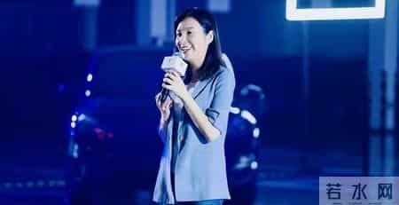 她北大毕业曾是央视记者，被评为上海劳模，今是美国高官的副总裁