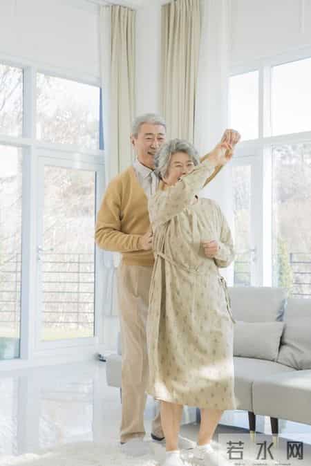 当你老了孤独一人，会跟子女一起住养老吗？听听过来人说的真心话