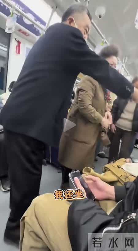地铁让座不是义务！2025年底这事引28万赞，倚老卖老要不得