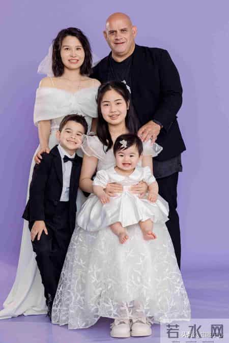 单亲妈妈月入三千，靠微信附近的人翻身，她没恋爱却重组了家