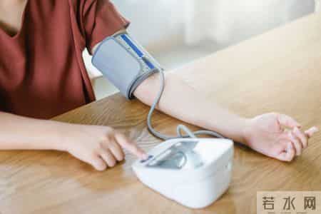 60岁大爷血压骤降昏迷，医生：苯磺酸氨氯地平不可和这3种药搭配