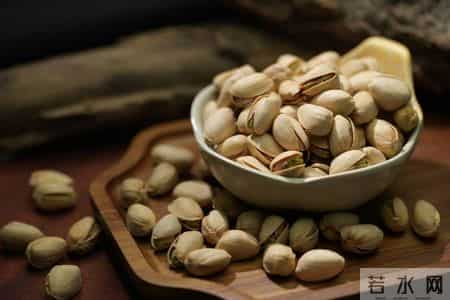 年过60不能吃核桃？医生提醒：不想抬进医院，这4种坚果最好少吃