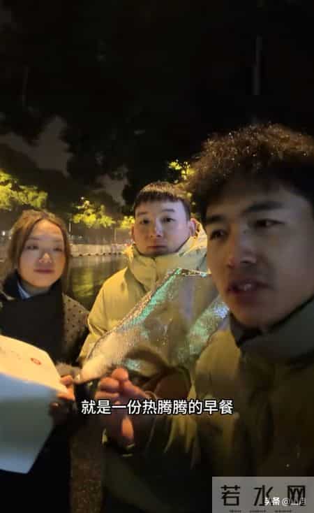 谢浩男妹妹提及未来规划，小妹只想待在妈妈身边，三人送爱心早餐