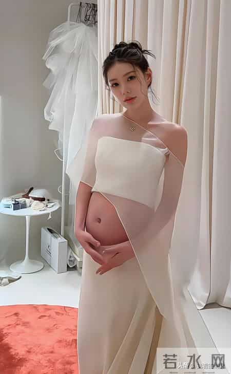 马筱梅挺大肚拍孕期写真优雅亮相
