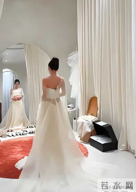 马筱梅挺大肚拍孕期写真优雅亮相