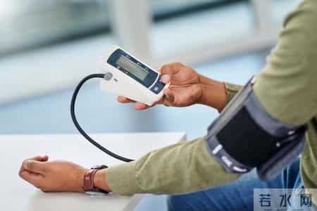 小寒过后，医生提醒高血压患者：宁可天天玩手机，也别忽视这5点
