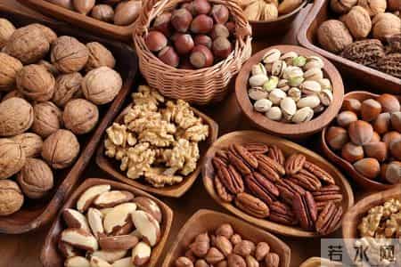 年过60不能吃核桃？医生提醒：不想抬进医院，这4种坚果最好少吃