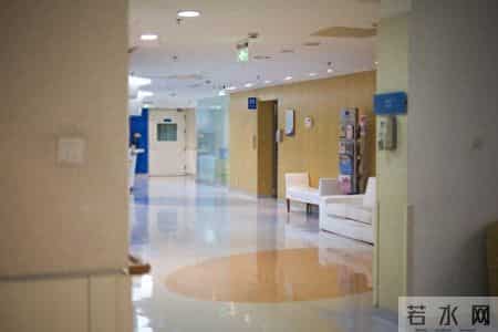三甲医院“空荡荡”，老人却蹲在墙角哭：正在抛弃1.4亿人？