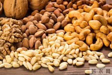 骨质疏松者的坚果食用警报！医生：这5类坚果慎食，影响骨骼健康