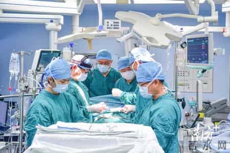 生死竞速拆除心脏“炸弹”，汕头市中心医院抢救危重A型主动脉夹层患者